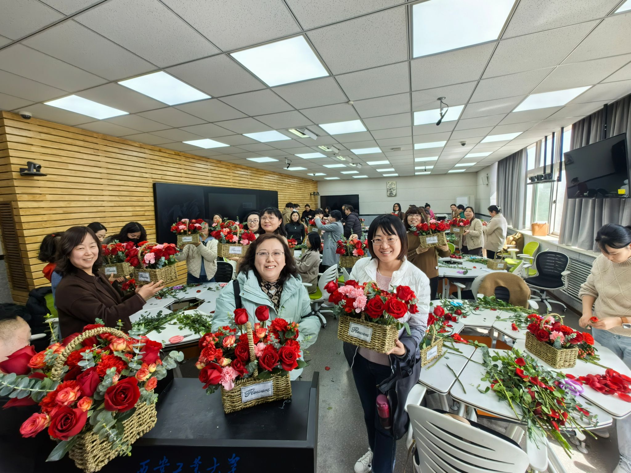 与花相伴·巾帼绽芳华——新生院举办庆祝国际妇女节主题花艺沙龙