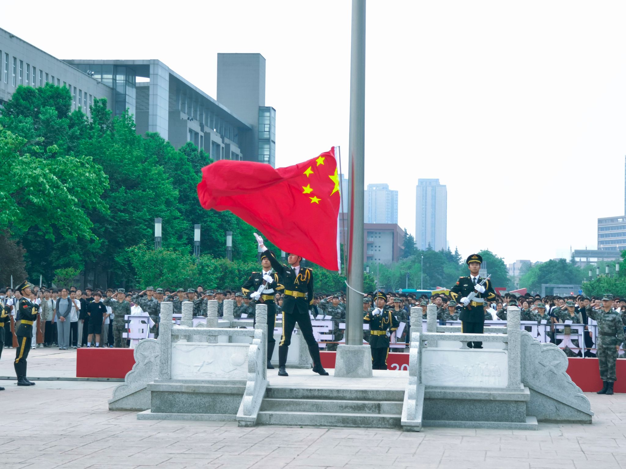 七秩薪火绽荣光  家国共进启新程——新生院举行校庆日升旗仪式