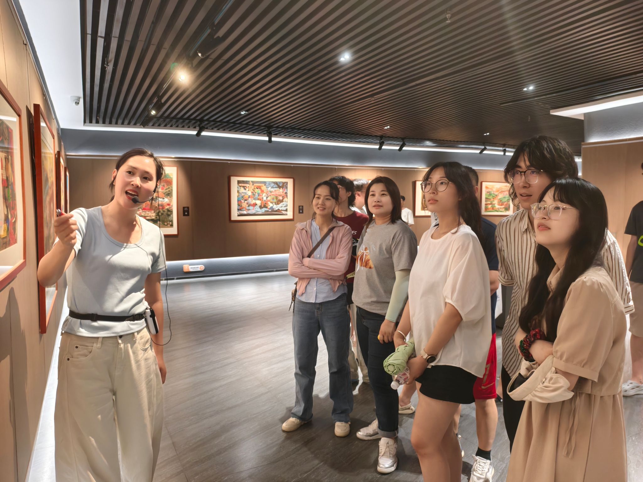 感悟传统文化 激扬青春力量——新生院组织参观中国户县农民画展览馆